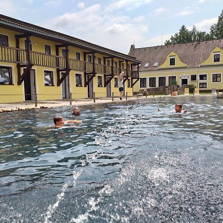 Veselí nad LužnicíBlatsky Dvur公寓式酒店 外观 照片