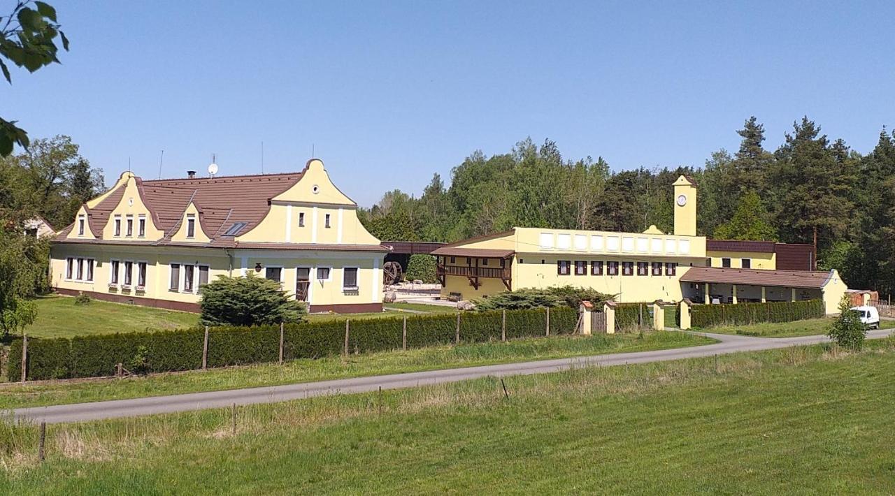 Veselí nad LužnicíBlatsky Dvur公寓式酒店 外观 照片