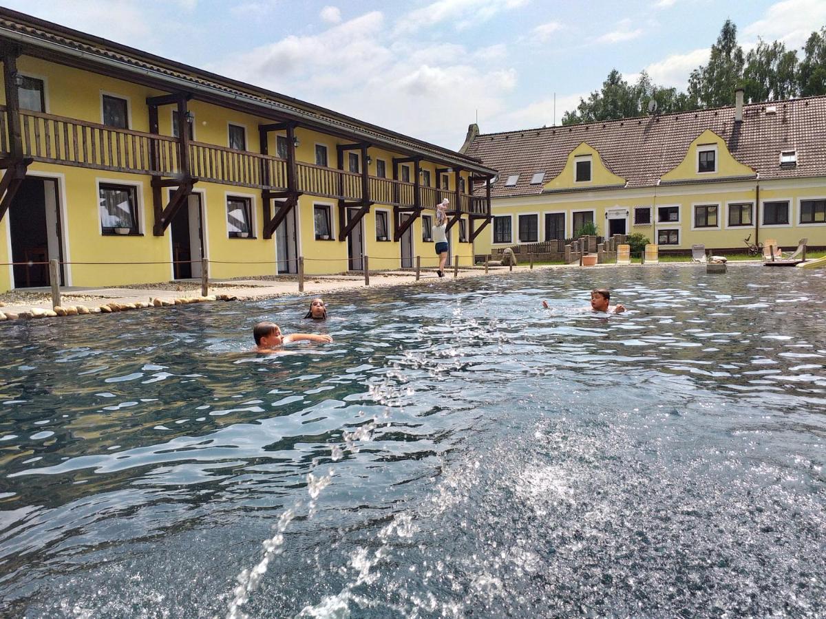 Veselí nad LužnicíBlatsky Dvur公寓式酒店 外观 照片