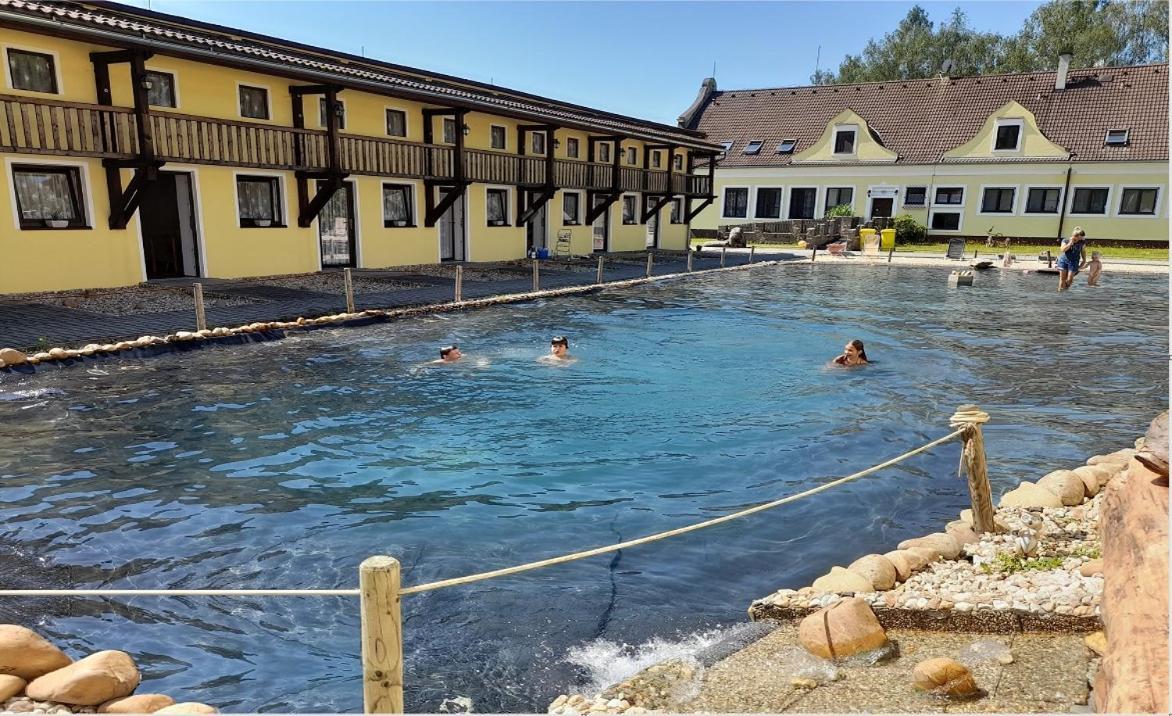 Veselí nad LužnicíBlatsky Dvur公寓式酒店 外观 照片